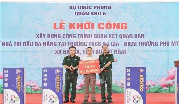 Tặng thiết bị cho nhà trường. Ảnh: TTXVN phát.