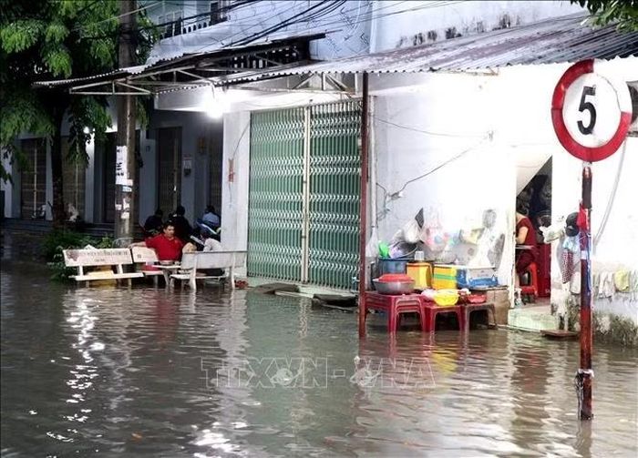 Mưa lớn kết hợp với triều cương gây ngập, ảnh hưởng việc đi lại và đời sống người dân.