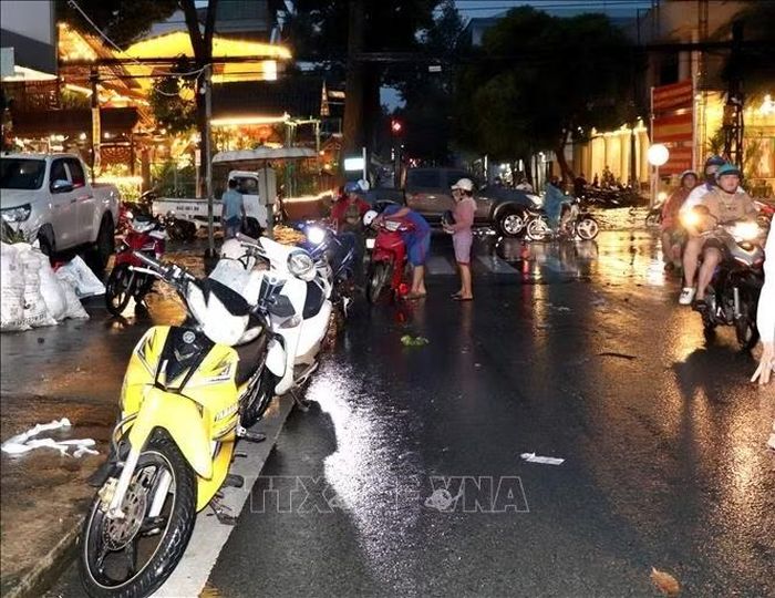 Nhiều xe chết máy sau khi lưu thông qua tuyến đường ngập nước ở phường Long Châu, tỉnh Vĩnh Long.