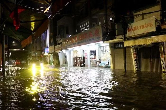 Mưa lớn kết hợp với triều cường gây ngập trên tuyến đường 30 tháng 4 ở Phường Long Châu, tỉnh Vĩnh Long.