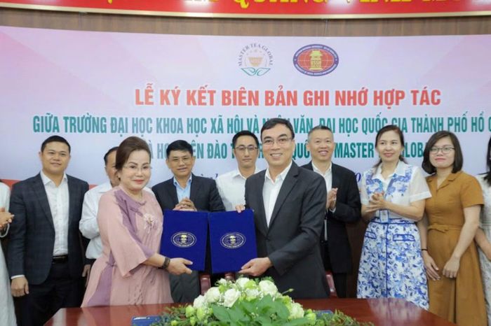 Tháng 8/2024, Trường Đại học Khoa học Xã hội và Nhân văn – Đại học Quốc gia Thành phố Hồ Chí Minh ký kết hợp tác với Trung tâm Nghiên cứu và Phát triển Trà Đông Nam Á, tiền thân là Học viện Trà sư Quốc tế Master Tea Global, để phát triển chương trình đào tạo về trà đạo.
