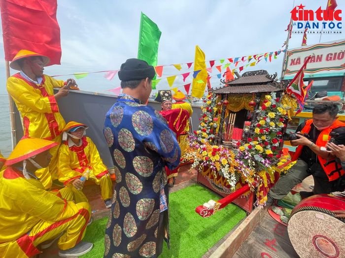 Nghi thức trên biển là phần lễ được ngư dân mong đợi trong Lễ hội Nghinh Ông hằng năm.