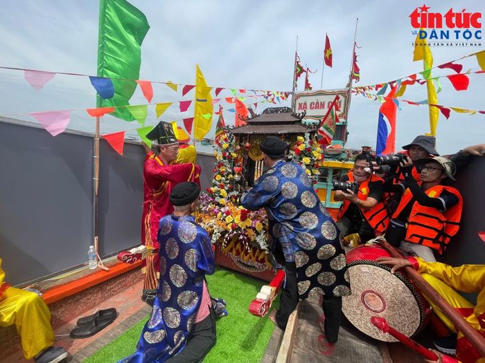 Nghi thức trên biển là phần lễ được ngư dân mong đợi trong Lễ hội Nghinh Ông hằng năm.