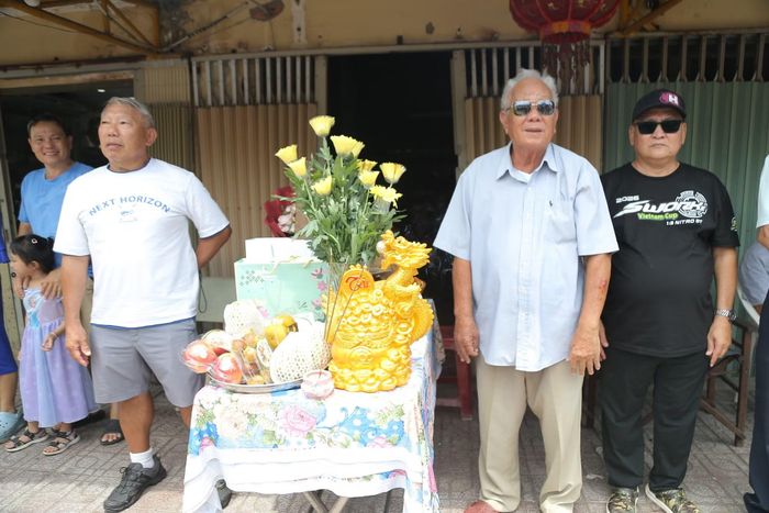 Trên đường đi ra bãi biển, các hộ dân ven đường cũng làm mâm cúng Ông.