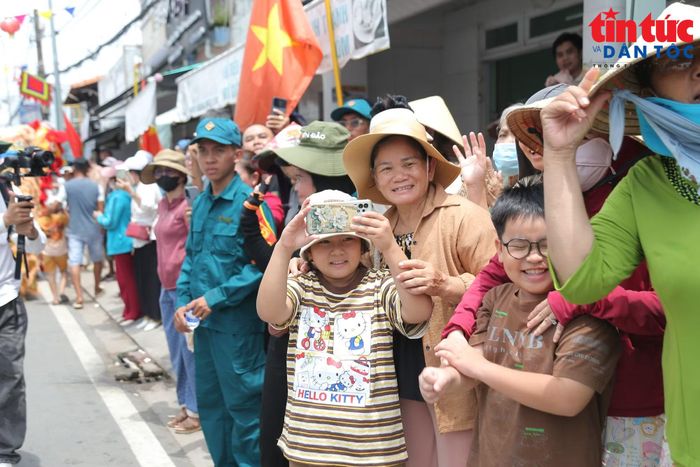 Người dân và du khách theo dõi đoàn tàu ghe đưa, rước Nghinh Ông.