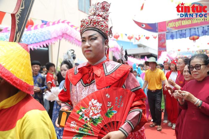 Đại diện Hội Vạn lạch Cần Thạnh điều hành nghi thức đưa, rước Nghinh Ông.