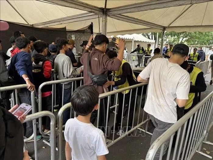 Kiểm soát vé bảo đảm CĐV không mang theo vật nguy hiểm. Ảnh: Đỗ Quyên/PV TTXVN tại Indonesia