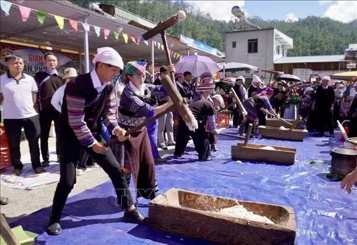 Hội thi giã bánh dày tại Lễ hội.