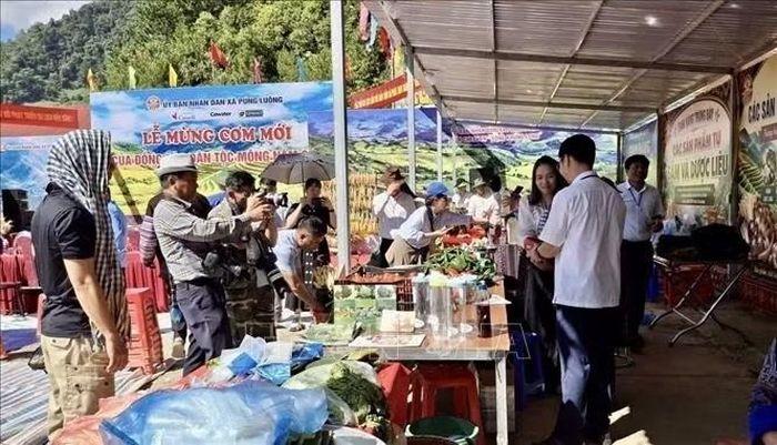 Những gian hàng đặc sản vùng cao luôn thu hút du khách khi đến với Lễ hội. Ảnh TTXVN phát