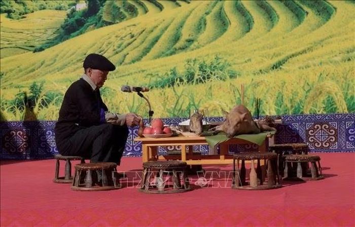 Nghi thức cúng trong Lễ mừng cơm mới của người Mông xã Púng Luông.