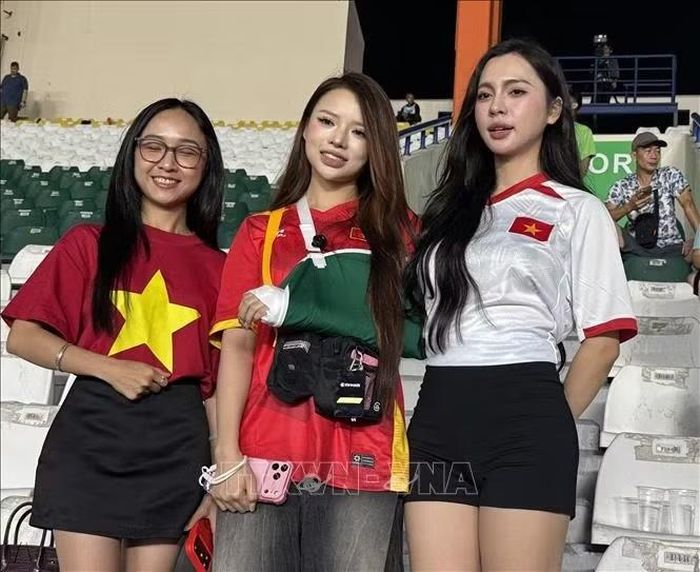 Các CĐV nữ trẻ trung, xinh đẹp trên khán đài. Ảnh: Đỗ Quyên/PV TTXVN tại Indonesia
