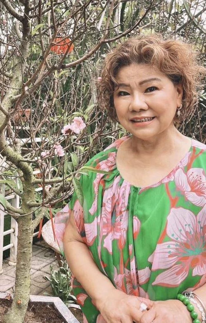 NSND Thanh Hoa có cuộc sống bình yên, cân bằng giữa công việc và gia đình. Ảnh: FBNV