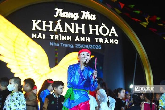 Các chương trình nghệ thuật, hoạt động vui chơi diễn ra trong đêm Trung thu.