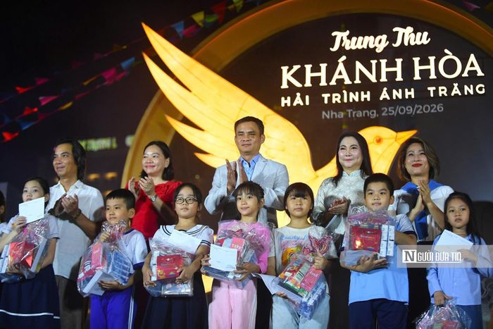 Chương trình Trung thu với chủ đề "Hải trình ánh trăng" mang niềm vui tới cho các em nhỏ.
