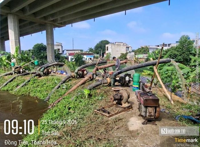 Máy bơm được huy động bơm nước từ ruộng ra sông nhằm xử lý ngập lụt cho khu vực trường học.