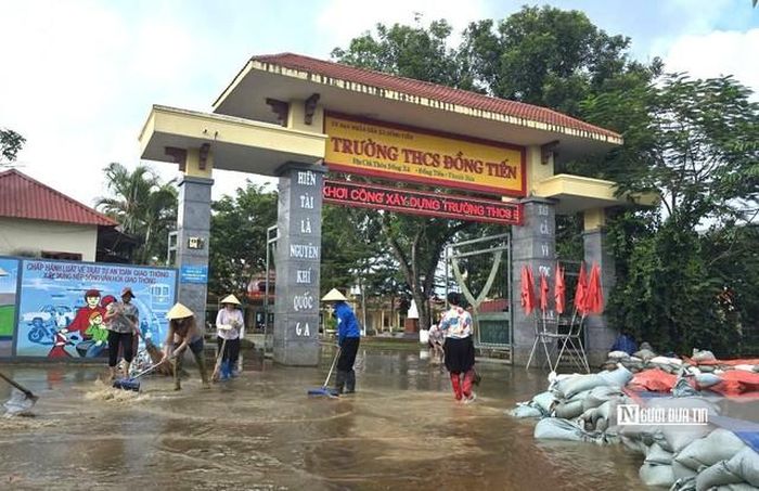 Thầy cô giáo và phụ huynh dọn dẹp vệ sinh chuẩn bị đón học sinh.