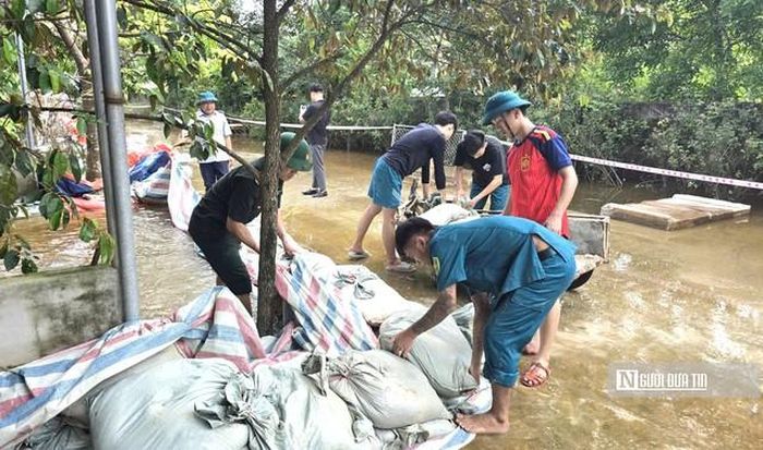 Lực lượng quân sự đắp bờ bao ngăn nước tràn vào trường học.