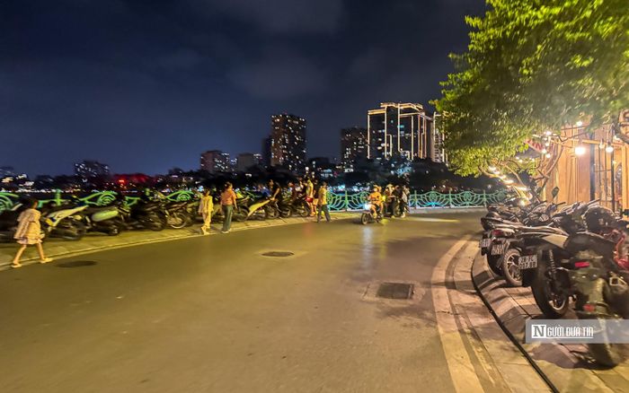 Tình trạng ô tô và xe máy của người dân, du khách dừng đỗ dưới lòng đường, vỉa hè trên phố Nhật Chiêu gây ảnh hưởng trực tiếp đến mỹ quan đô thị.