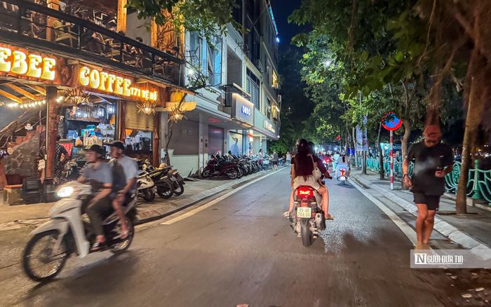 Công tác quản lý trật tự đô thị xung quanh khu vực hồ Tây vẫn đối mặt với không ít áp lực. Trong ảnh là một số khu vực trên phố Vệ Hồ, tình trạng các cửa hàng kinh doanh chiếm dụng dải hành lang an toàn giao thông khiến người đi bộ gần như không còn lối di chuyển, buộc phải đi xuống lòng đường.