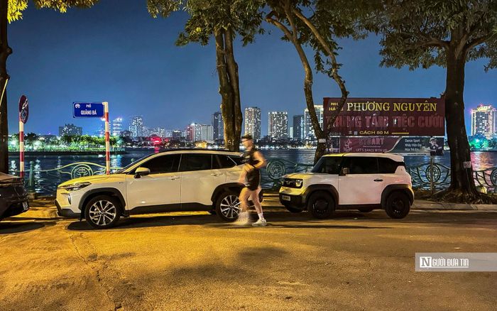 Người đi bộ gần như không còn lối di chuyển, buộc phải đi xuống lòng đường. Hình ảnh tại khu vực vỉa hè đối diện Đầm Đông Quảng Bá. 