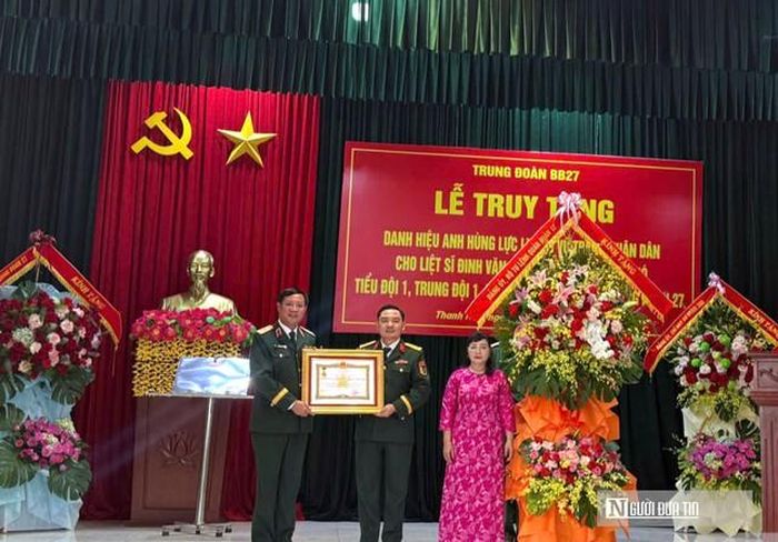 Lễ truy tặng danh hiệu Anh hùng Lực lượng vũ trang nhân dân đối với liệt sĩ Đinh Văn Kiên. Ảnh Bích Trang.