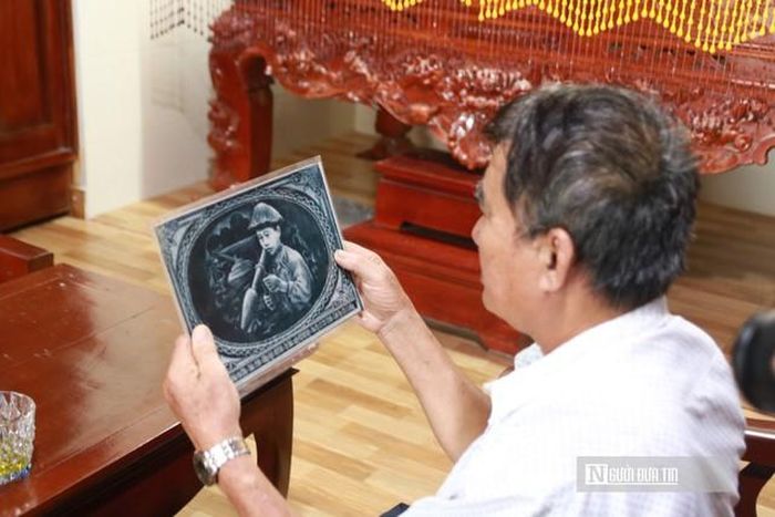 Ông Hùng xúc động khi nhắc đến người anh trai đã anh dũng hy sinh.