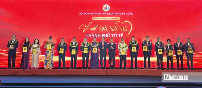 15 cá nhân được vinh danh ở 3 nhóm: Công chức phụng sự, Doanh nhân trách nhiệm và Công dân văn minh, nhân ái.