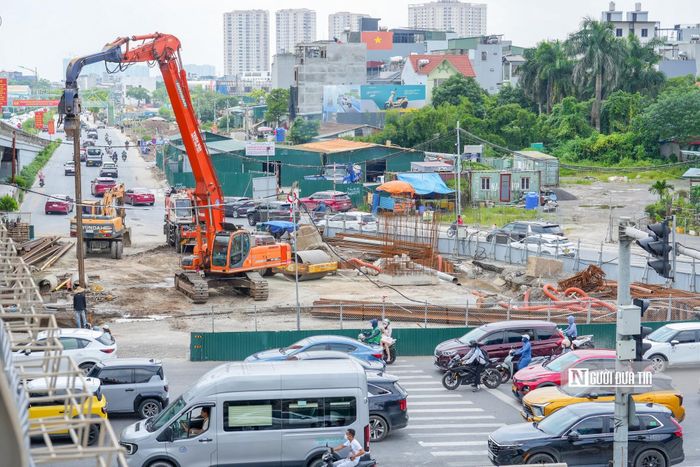 Trong quá trình thi công, việc phân luồng phương tiện được đặt ra nhằm vừa bảo đảm mặt bằng phục vụ dự án, vừa duy trì khả năng lưu thông trên các tuyến đường hiện hữu.