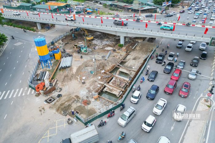 Cùng với việc điều chỉnh tại các điểm mở dải phân cách, Hà Nội sẽ bổ sung hệ thống biển chỉ dẫn trên đường Đàm Quang Trung, đoạn giao với phố Vũ Lập. Biển chỉ dẫn nhằm hướng dẫn phương tiện đi theo hướng Hồng Tiến - Nguyễn Văn Cừ chủ động lựa chọn lộ trình, hạn chế tập trung phương tiện tại khu vực đang thi công.
