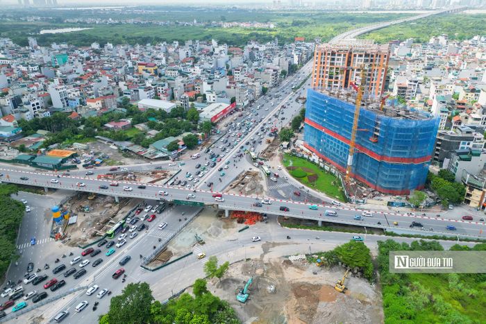 Trong những ngày qua, ảnh hưởng của các đợt mưa lớn tại Hà Nội cũng khiến việc đi lại trên nhiều tuyến đường gặp khó khăn. Một số khu vực xuất hiện tình trạng ngập úng, phương tiện phải di chuyển chậm, làm gia tăng áp lực lên hệ thống giao thông đô thị.