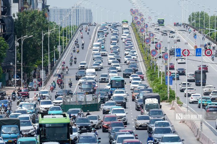 Người dân lưu thông qua khu vực nút giao Cổ Linh được khuyến cáo chấp hành biển báo, biển chỉ dẫn và hướng dẫn của lực lượng chức năng, đồng thời chủ động lựa chọn lộ trình phù hợp trong thời gian thi công.