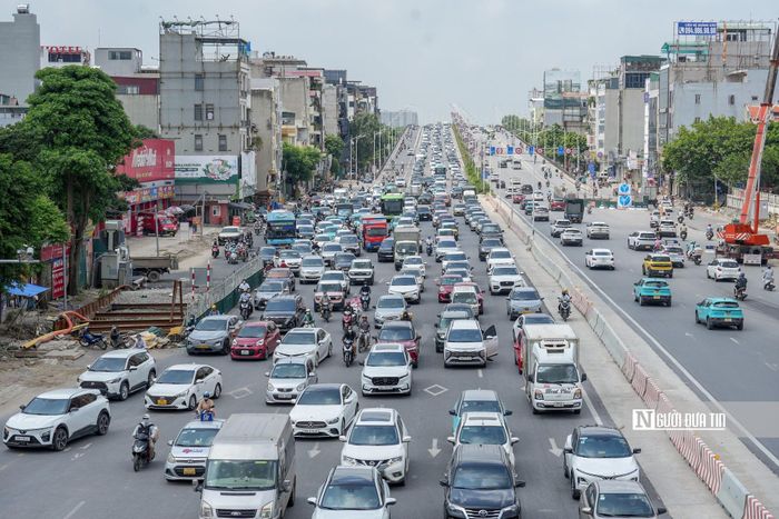 Trong thời gian áp dụng lệnh cấm, ô tô có nhu cầu quay đầu sẽ tiếp tục di chuyển đến điểm mở dải phân cách tiếp theo để thực hiện quay đầu. Tại điểm mở dải phân cách giao đường Trần Đăng Khoa, xe khách và các loại xe có tải trọng toàn bộ trên 3,5 tấn bị cấm quay đầu.