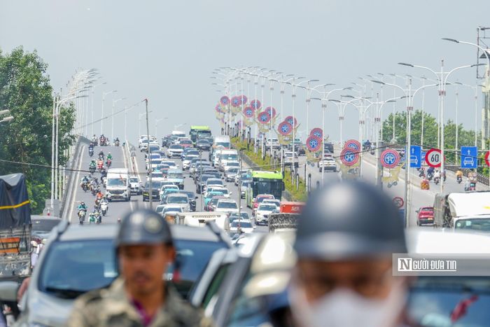 Sở Xây dựng Hà Nội yêu cầu Ban Duy tu các công trình hạ tầng giao thông khẩn trương lắp đặt hệ thống biển báo, biển chỉ dẫn theo phương án được phê duyệt. Ban Duy tu phối hợp với Ban Quản lý dự án Đầu tư xây dựng công trình giao thông thành phố theo dõi tình hình giao thông thực tế, kịp thời xử lý những bất cập phát sinh.Ban Quản lý dự án Đầu tư xây dựng công trình giao thông thành phố được giao chỉ đạo các nhà thầu đẩy nhanh tiến độ thi công, đặc biệt tại khu vực nút giao Cổ Linh.