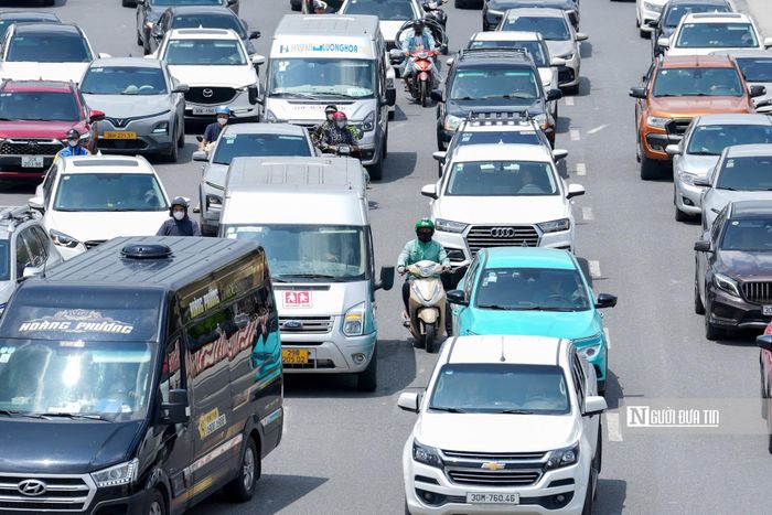 Tình trạng ùn tắc thường xuyên xảy ra tại khu vực nút giao Cổ Linh, nhất là thời điểm lượng phương tiện từ các tuyến đường xung quanh cùng lúc dồn về.