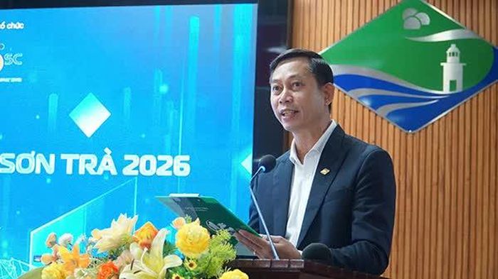 Phó Chủ tịch UBND phường Sơn Trà Nguyễn Huy Bình phát biểu tại họp báo.