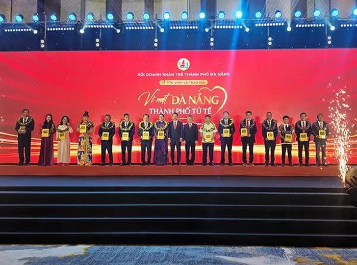Trao giải thưởng “Vì một Đà Nẵng – Thành phố tử tế” năm 2026 cho 15 cá nhân.