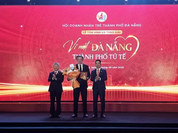 YBA Đà Nẵng tri ân ông Christopher Vanloon.