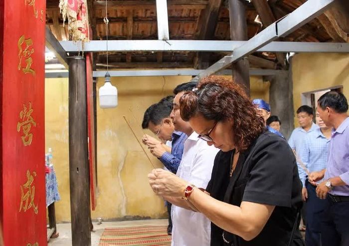Lãnh đạo xã Tuy Phước Tây kính cáo các bậc tiền nhân.