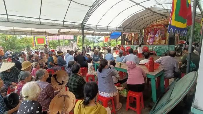 Người dân xem hát Tuồng tại Đình Ngọc Thạnh. 