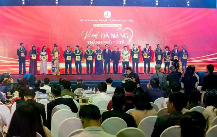  Sáng 26/9, Hội Doanh nhân trẻ Đà Nẵng (YBA Đà Nẵng) đã tổ chức trao Giải thưởng “Vì một Đà Nẵng - Thành phố tử tế” cho 15 cá nhân có hành động và câu chuyện đẹp, góp phần xây dựng Đà Nẵng văn minh, nhân văn và đáng sống. 
