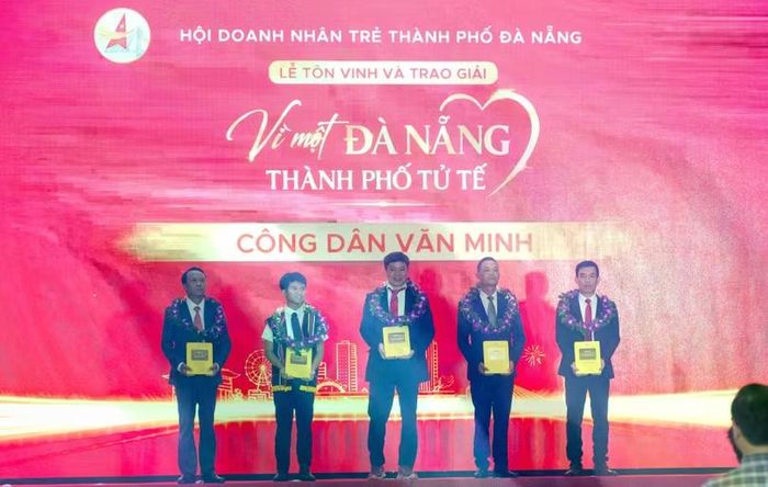  Các cá nhân được vinh danh Giải thưởng “Vì một Đà Nẵng - Thành phố tử tế” ở nhóm Công dân văn minh. Ảnh XM. 