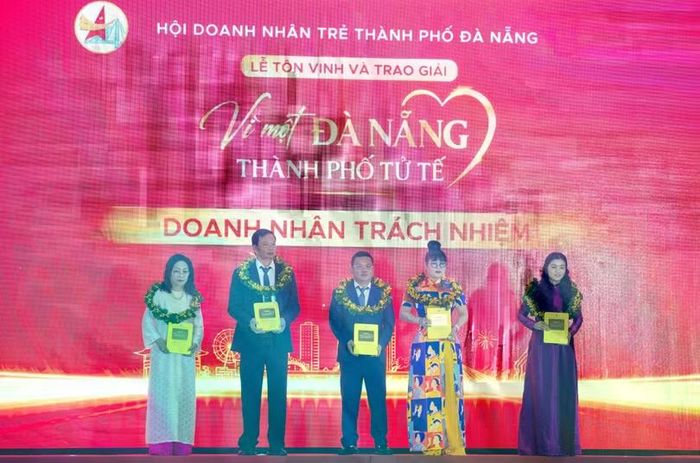  Các cá nhân được vinh danh Giải thưởng “Vì một Đà Nẵng - Thành phố tử tế” ở nhóm Doanh nhân trách nhiệm. Ảnh XM. 