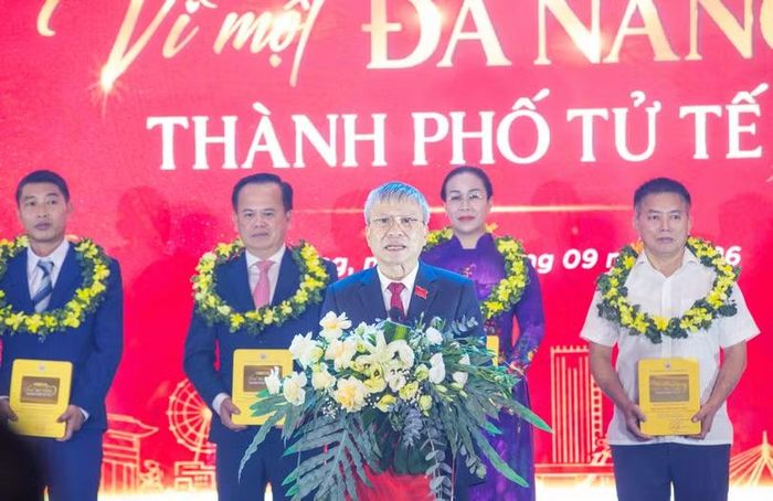 Ông Nguyễn Đức Dũng, Chủ tịch HĐND TP Đà Nẵng ghi nhận và đánh giá cao sáng kiến của YBA Đà Nẵng trong việc tổ chức, trao giải thưởng. Ảnh XM.