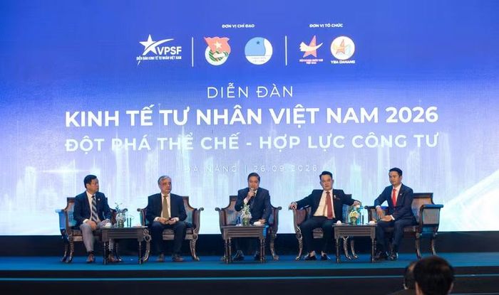 Phiên toạ đàm bàn tròn trong khuôn khổ Diễn đàn Kinh tế tư nhân Việt Nam 2026 diễn ra ngày 26/9. Ảnh XM.