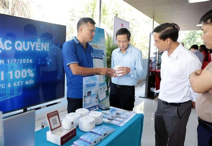Các đại biểu tham quan gian trưng bày giới thiện sản phẩm công nghệ bên lề hội nghị. Ảnh: Tạ Toàn - TTXVN