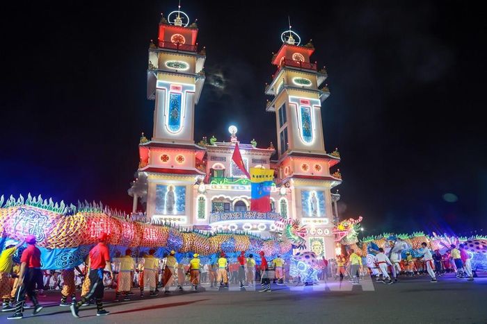 Biểu diễn Rồng Nhang trong Tứ linh tại Đại lễ Hội yến Diêu Trì Cung Tòa Thánh Cao Đài Tây Ninh, một trong những điểm nhấn văn hóa đặc sắc của lễ hội. Ảnh: Giang Phương - TTXVN