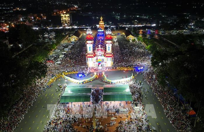 Hai rồng nhang biểu diễn uyển chuyển trong khu vực Đền Thánh Tòa Thánh Cao Đài Tây Ninh, thu hút đông đảo người xem. Ảnh: Giang Phương - TTXVN