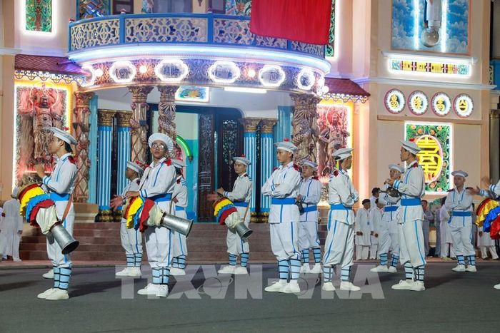 Tiết mục múa trống Chhay dăm của đồng bào Khmer biểu diễn tại Đại lễ Hội yến Diêu Trì Cung Tòa Thánh Cao Đài Tây Ninh, góp phần tôn vinh sự giao thoa văn hóa và bản sắc các dân tộc. Ảnh: Giang Phương - TTXVN