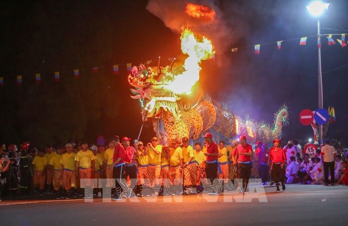 Rồng nhang dài hơn 30 mét phun lửa, một trong những nét độc đáo của Đại lễ Hội yến Diêu Trì Cung. Ảnh: Giang Phương - TTXVN