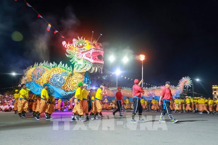 Các nghệ nhân trình diễn Rồng Nhang trong đoàn múa Tứ linh tại Đại lễ Hội yến Diêu Trì Cung, góp phần gìn giữ nét văn hóa tín ngưỡng độc đáo của đạo Cao Đài. Ảnh: Giang Phương - TTXVN